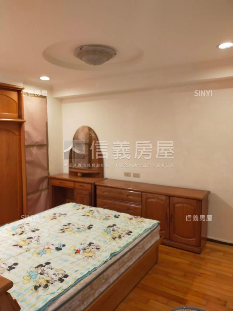 新生南京頂樓邊間華廈房屋室內格局與周邊環境