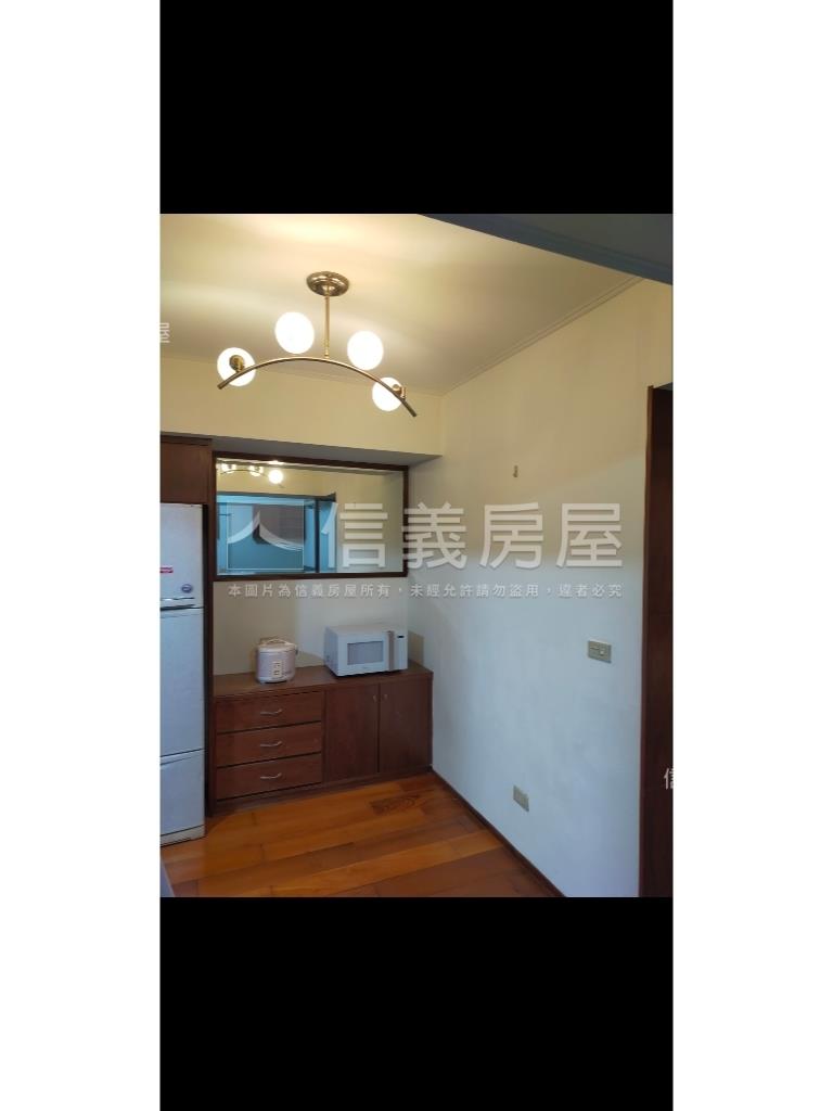 新生南京頂樓邊間華廈房屋室內格局與周邊環境