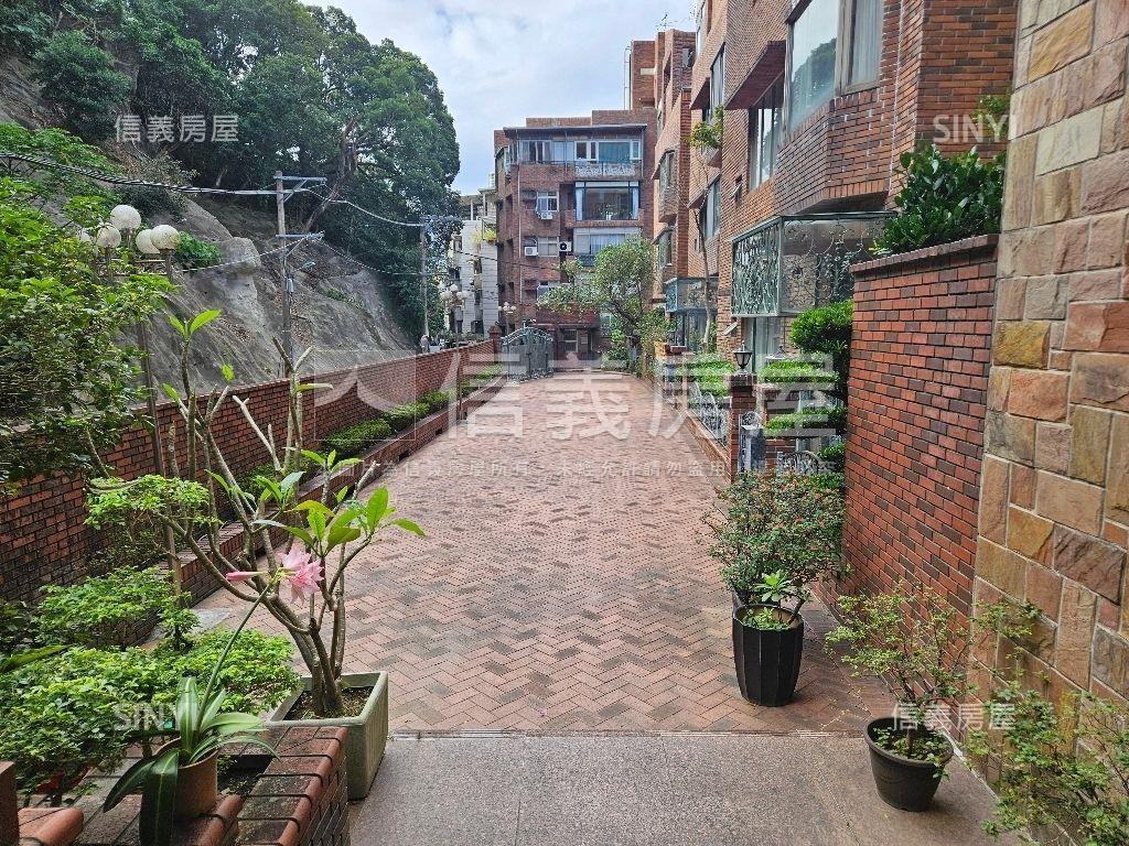 奇岩重劃區旁景觀４房車位房屋室內格局與周邊環境