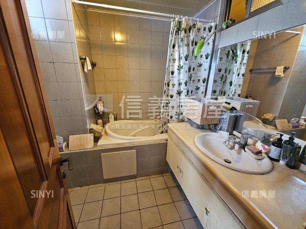 奇岩重劃區旁景觀４房車位房屋室內格局與周邊環境