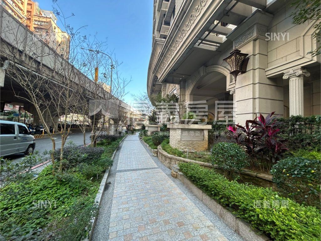 七張商圈高樓鋼骨２房房屋室內格局與周邊環境