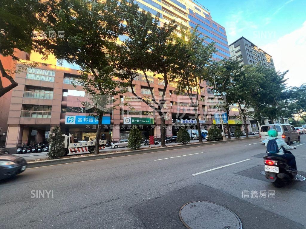五權西路角間金店面房屋室內格局與周邊環境