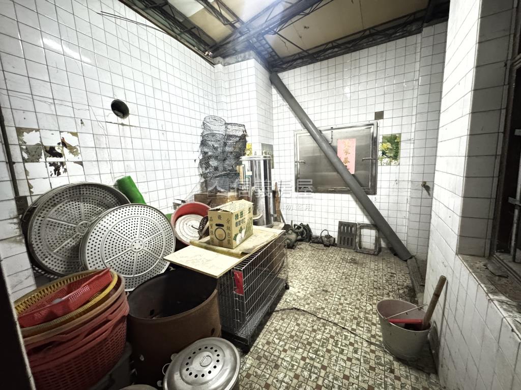 中興商圈旁臨路邊間透天房屋室內格局與周邊環境