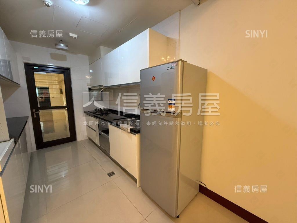 青埔新世紀特區四房雙車位房屋室內格局與周邊環境