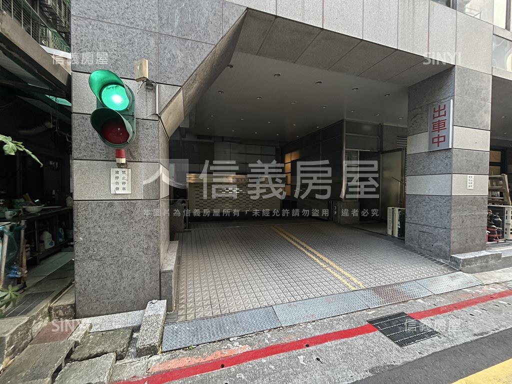 小阿曼機械車位房屋室內格局與周邊環境