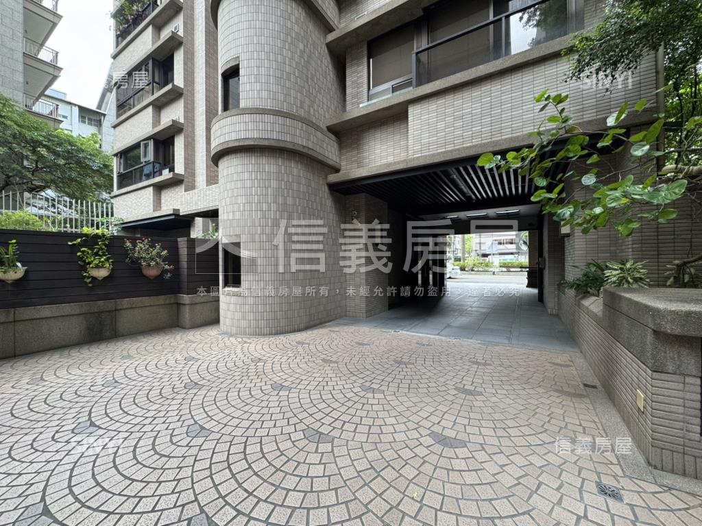 誠售仁愛路雙車位可拆賣房屋室內格局與周邊環境