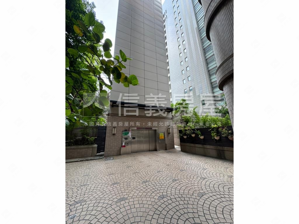 誠售仁愛路雙車位可拆賣房屋室內格局與周邊環境