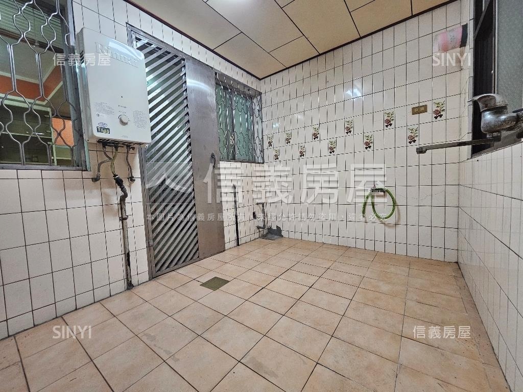 臨路低總價市場附近透天房屋室內格局與周邊環境