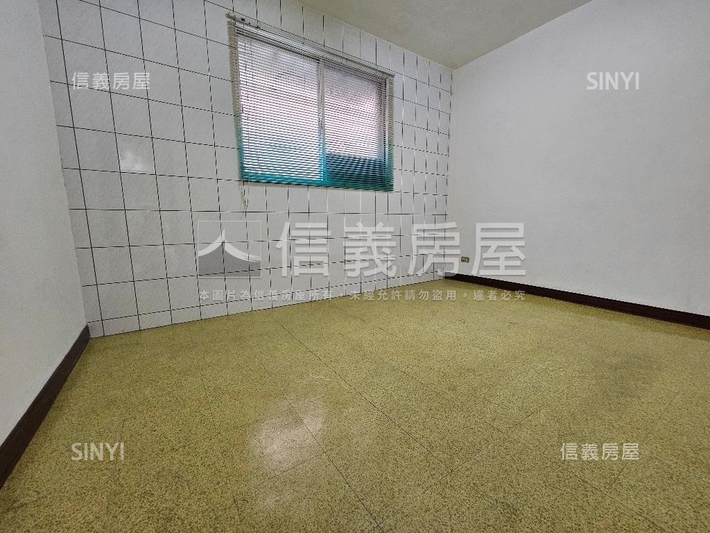 臨路低總價市場附近透天房屋室內格局與周邊環境