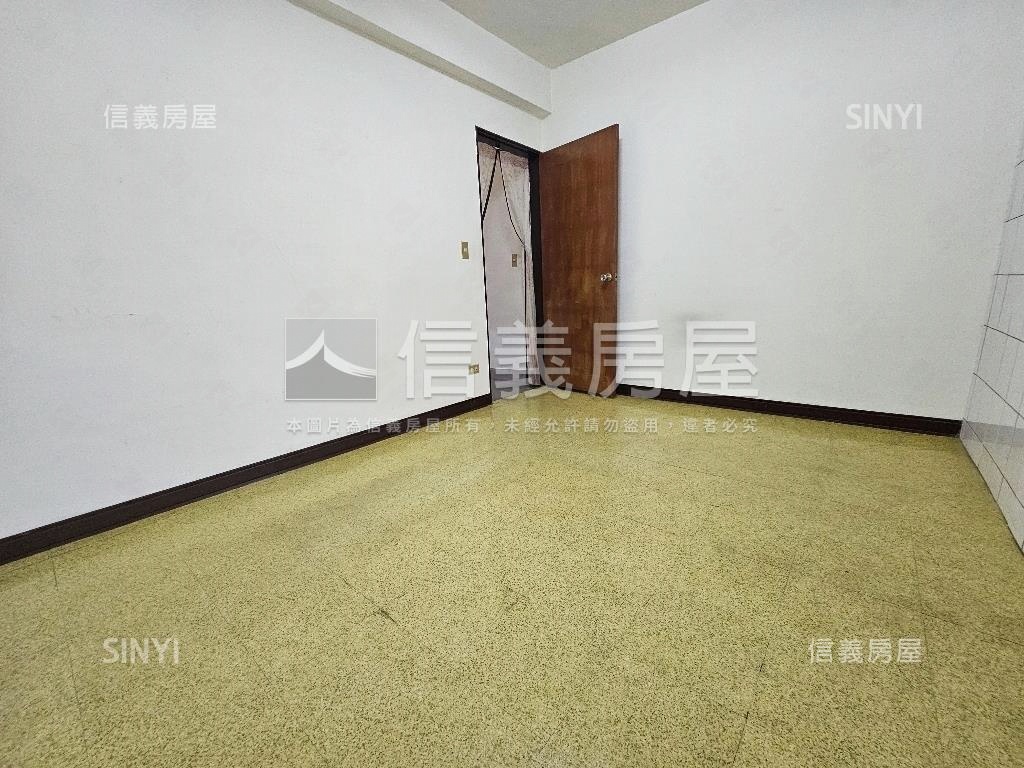 臨路低總價市場附近透天房屋室內格局與周邊環境