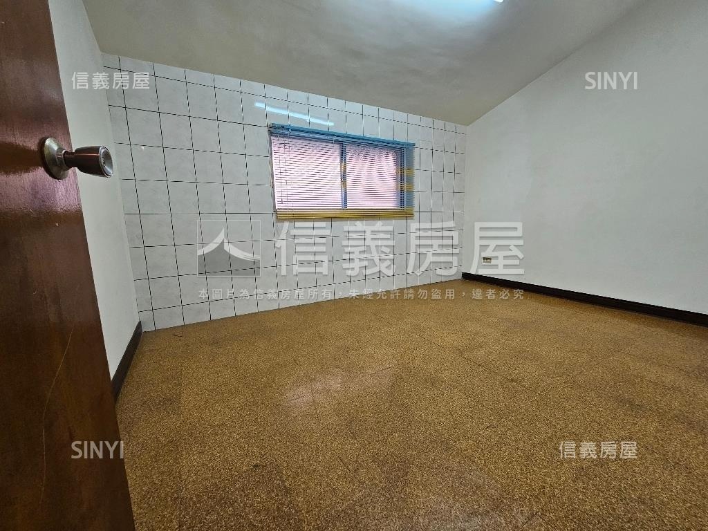 臨路低總價市場附近透天房屋室內格局與周邊環境