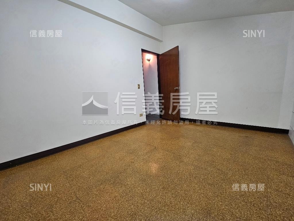 臨路低總價市場附近透天房屋室內格局與周邊環境