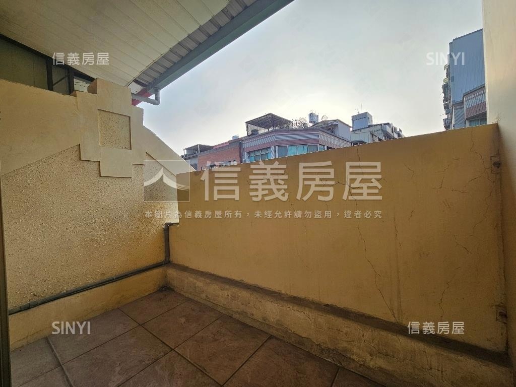 臨路低總價市場附近透天房屋室內格局與周邊環境