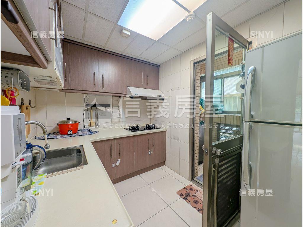 三面採光電梯四房附車位房屋室內格局與周邊環境