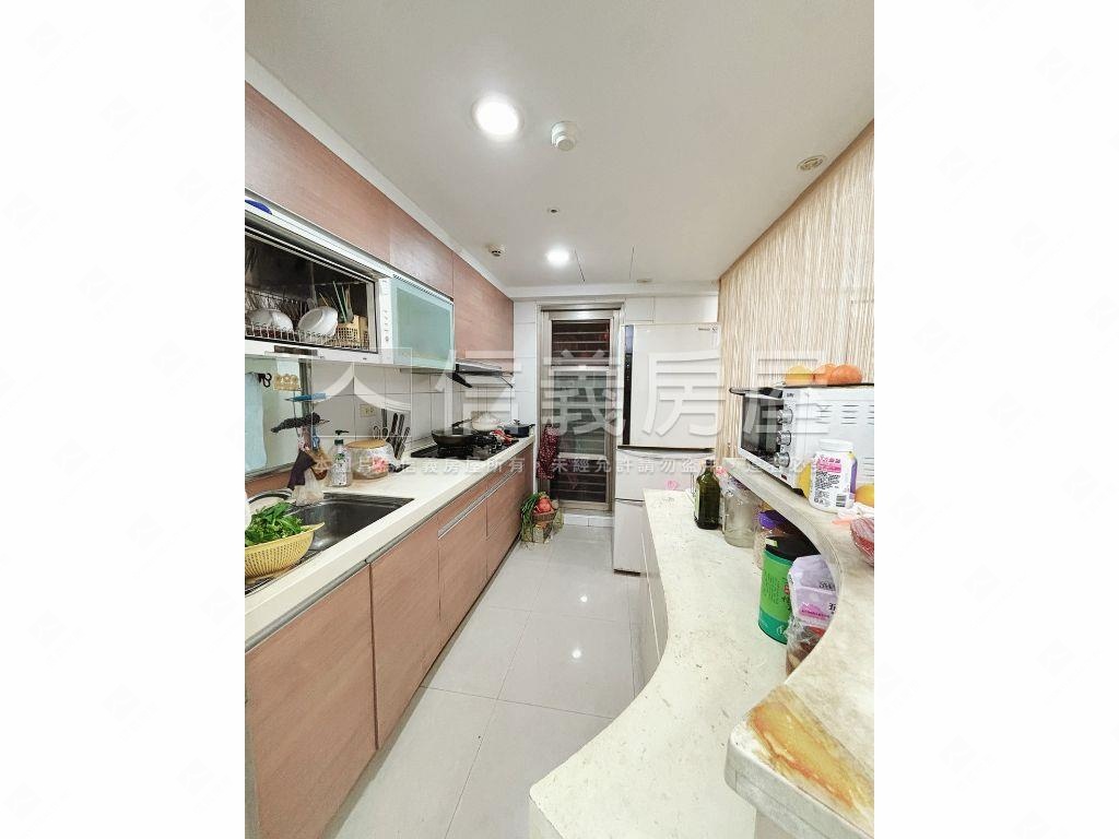 未來城典雅裝潢三房車位房屋室內格局與周邊環境