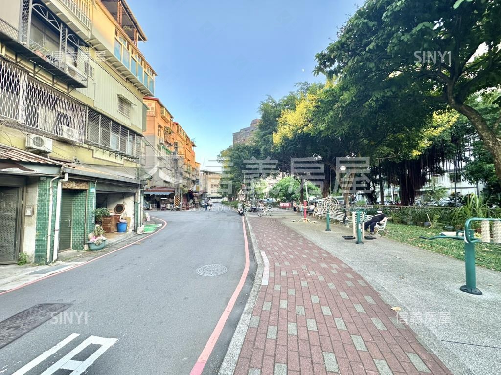 近中和站面公園三樓房屋室內格局與周邊環境