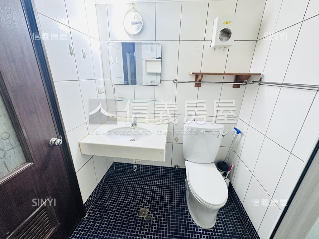 亞曼尼挑高附平移車位房屋室內格局與周邊環境