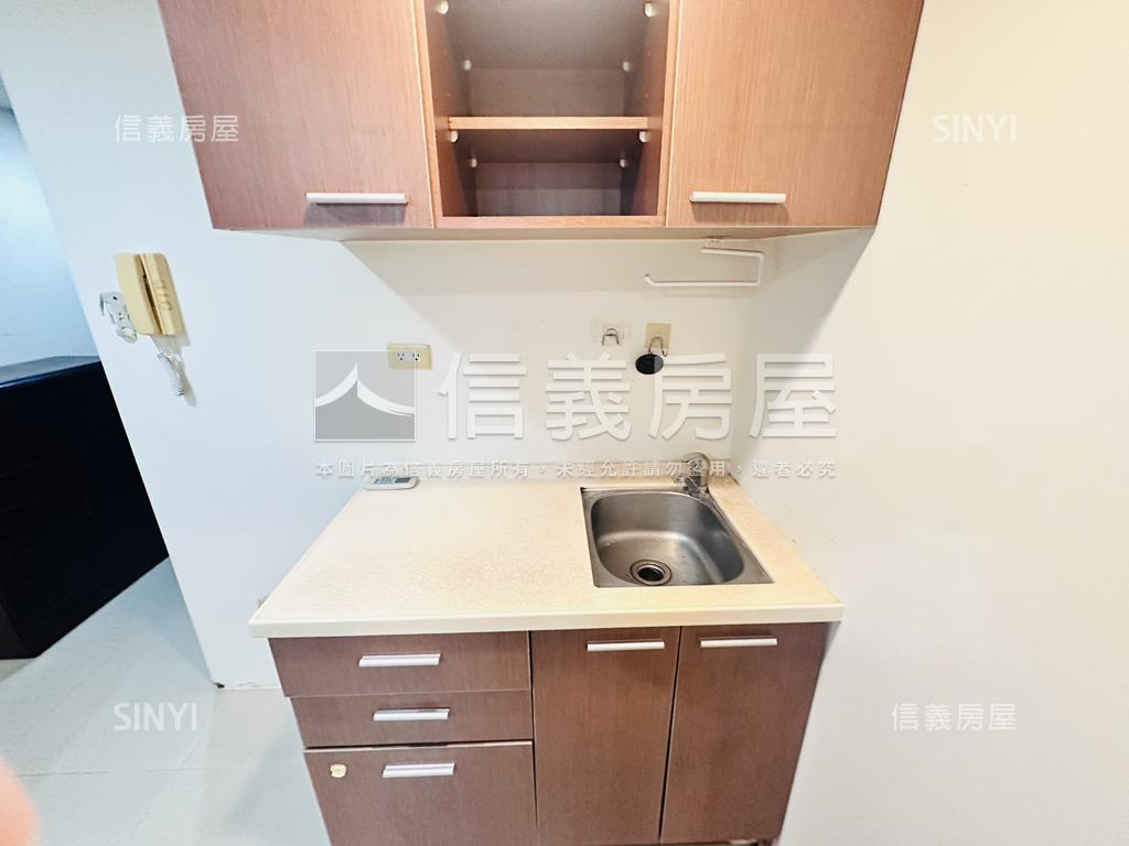 亞曼尼挑高附平移車位房屋室內格局與周邊環境