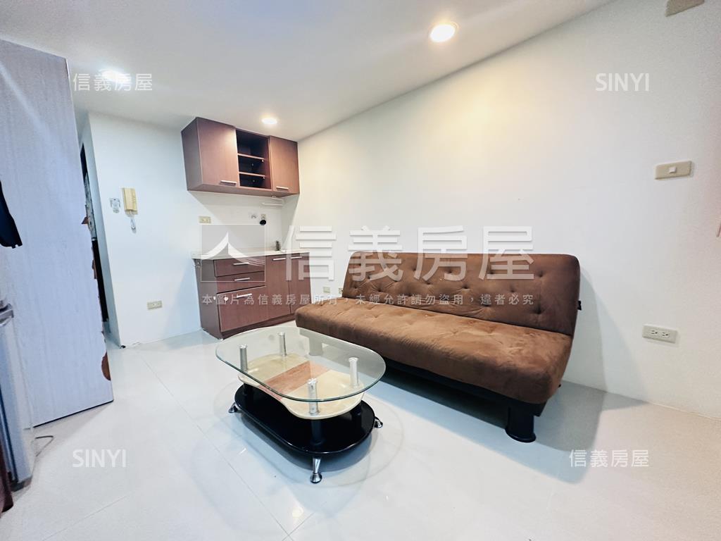 亞曼尼挑高附平移車位房屋室內格局與周邊環境