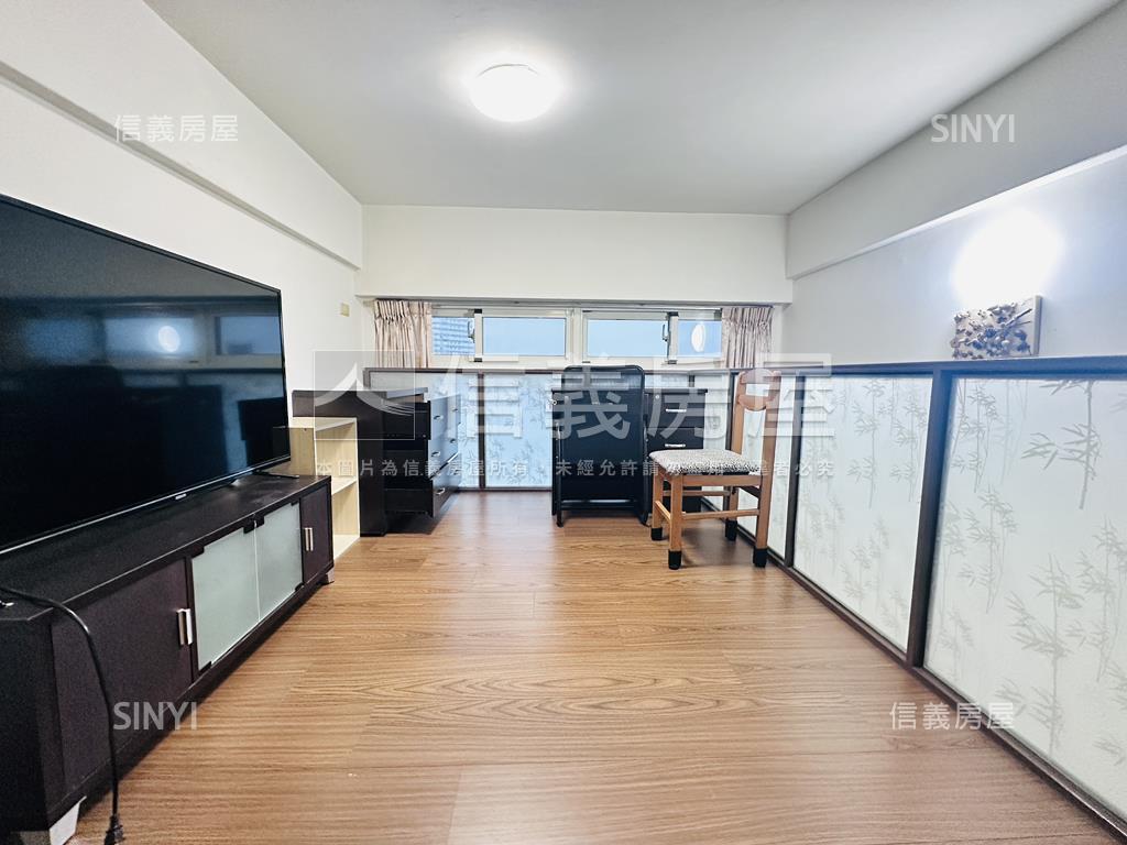 亞曼尼挑高附平移車位房屋室內格局與周邊環境