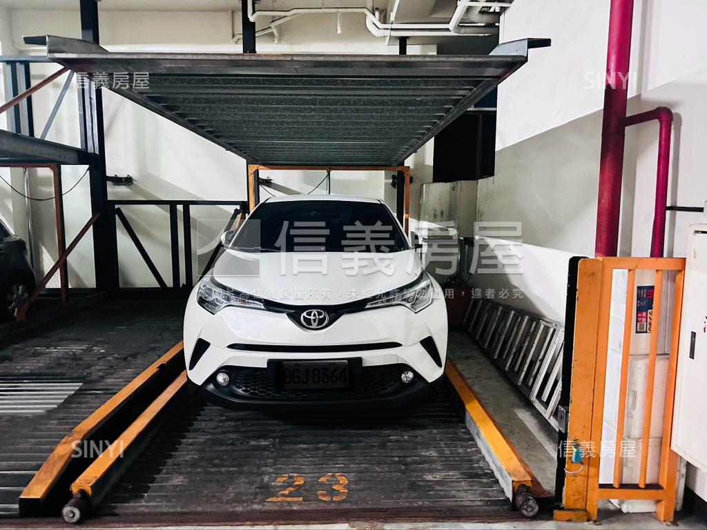 亞曼尼挑高附平移車位房屋室內格局與周邊環境