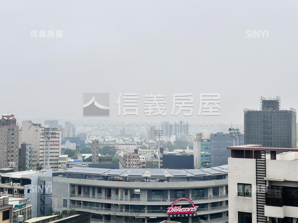 亞曼尼挑高附平移車位房屋室內格局與周邊環境