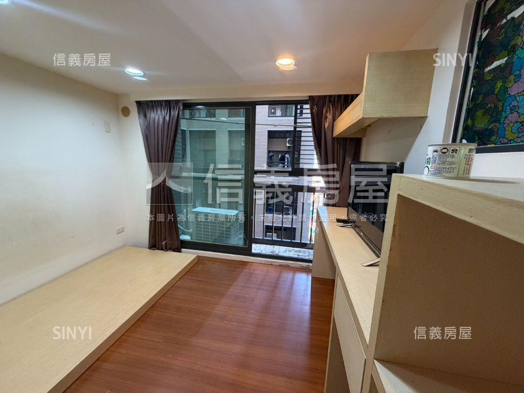 近中醫學士挑高邊間美宅房屋室內格局與周邊環境