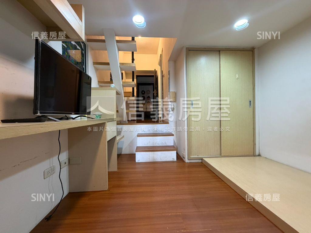 近中醫學士挑高邊間美宅房屋室內格局與周邊環境