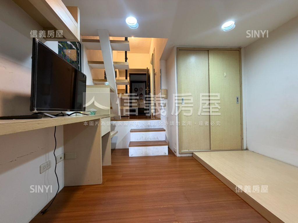 近中醫學士挑高邊間美宅房屋室內格局與周邊環境