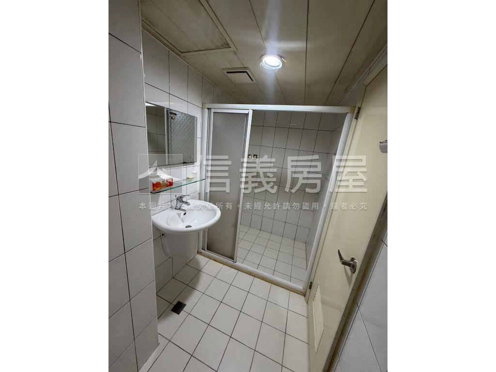 近中醫學士挑高邊間美宅房屋室內格局與周邊環境