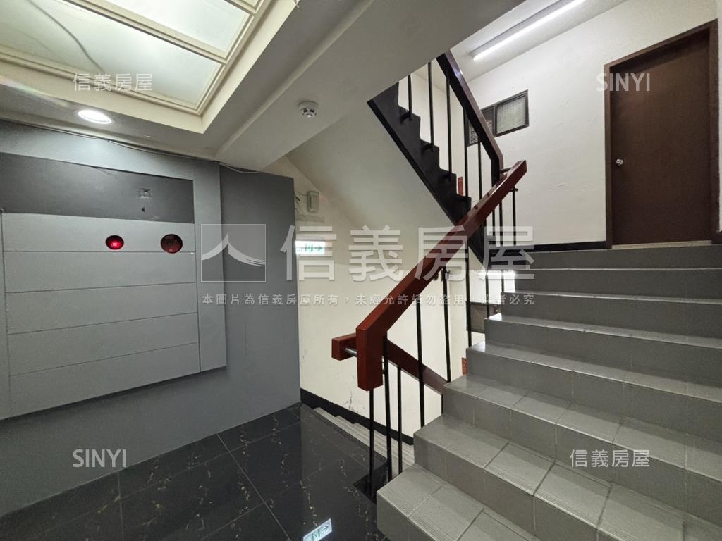 捷運口商用獨戶朝南辦公房屋室內格局與周邊環境