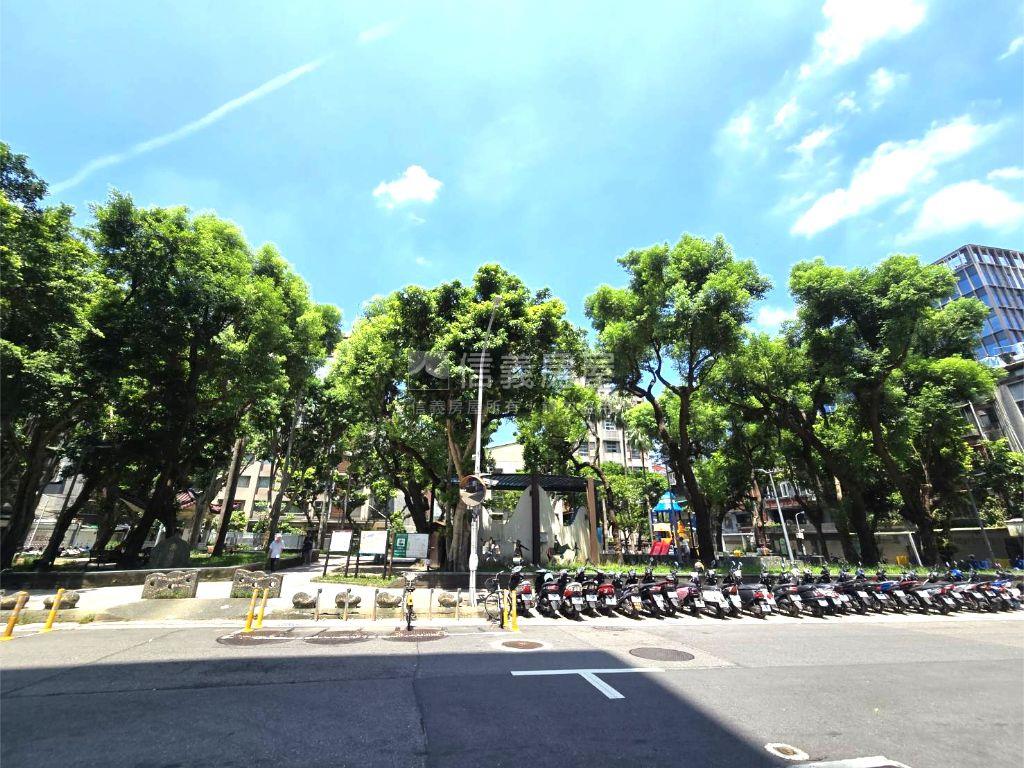 正面公園精緻美屋房屋室內格局與周邊環境