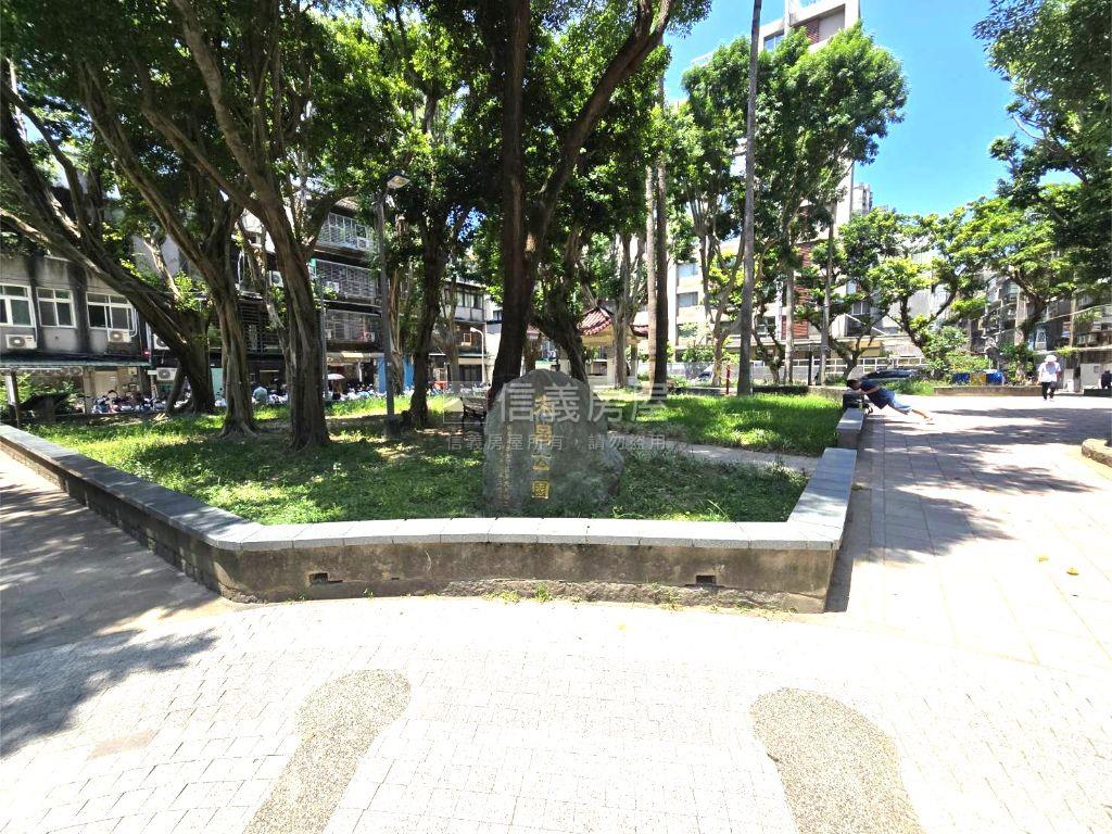 正面公園精緻美屋房屋室內格局與周邊環境