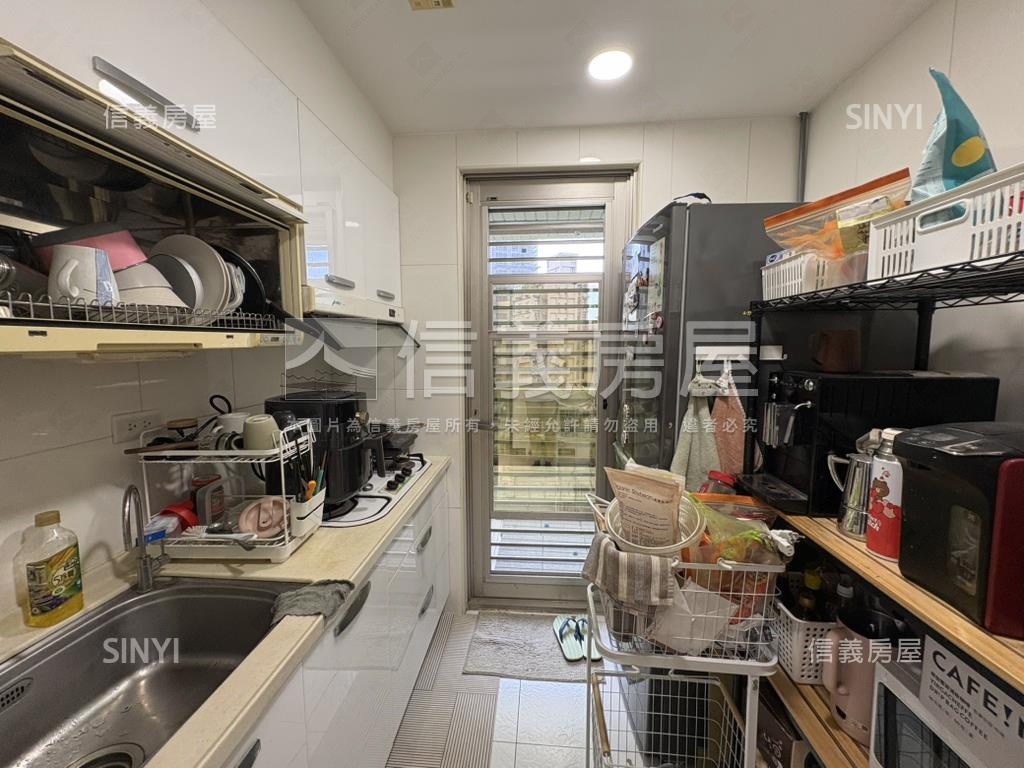 近捷運窗外綠境園墅兩房房屋室內格局與周邊環境