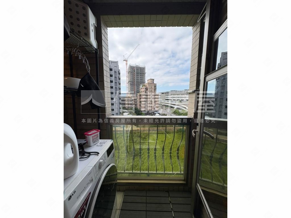 近捷運窗外綠境園墅兩房房屋室內格局與周邊環境