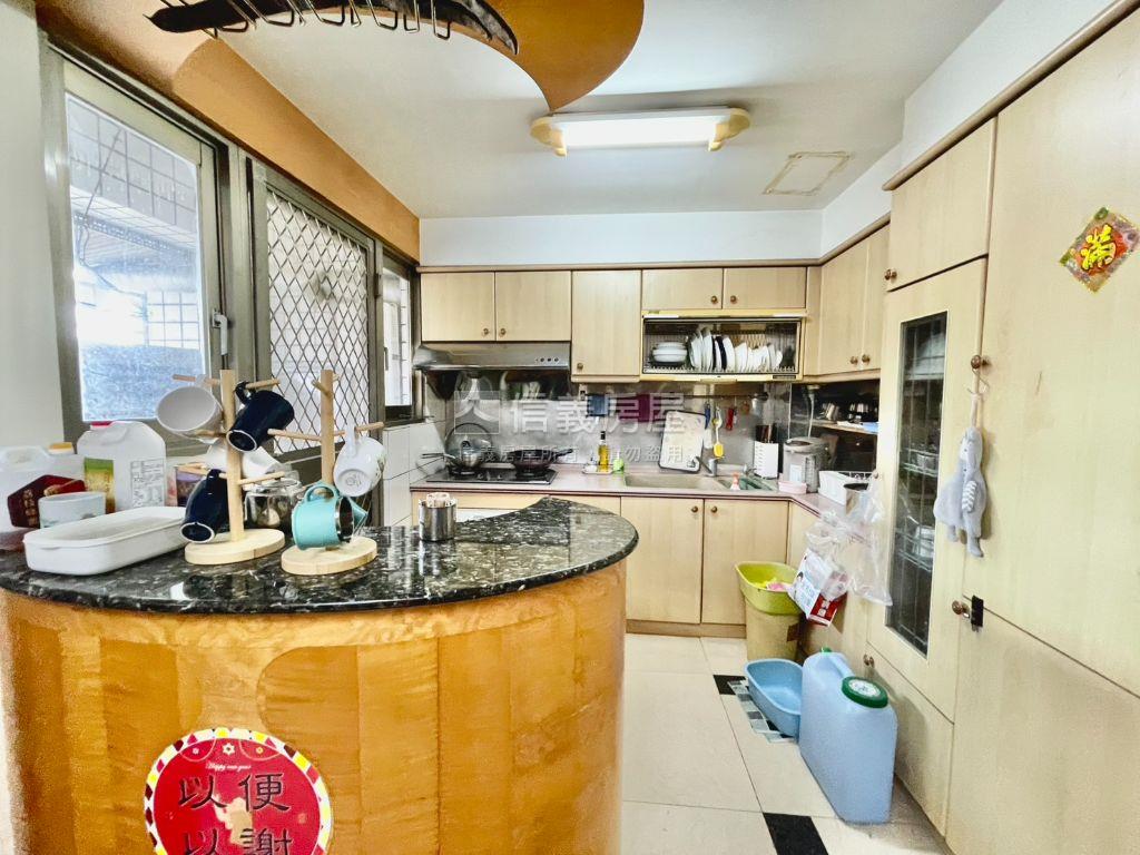 超扯啦！西屯四房雙車位房屋室內格局與周邊環境