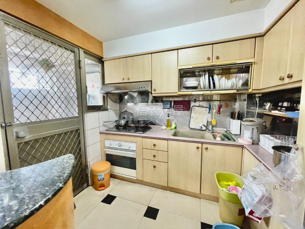 超扯啦！西屯四房雙車位房屋室內格局與周邊環境