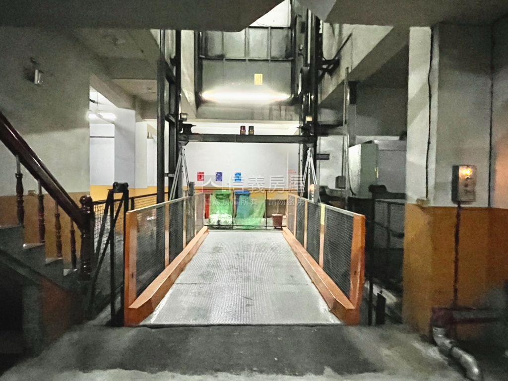 超扯啦！西屯四房雙車位房屋室內格局與周邊環境