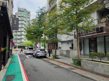 忠孝新生捷運出口旁一樓店