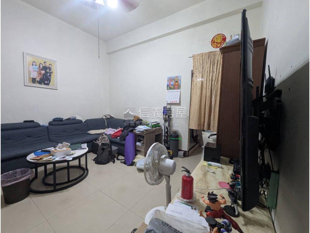 文心南路旁透天房屋室內格局與周邊環境