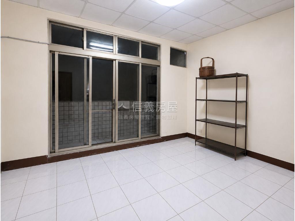 文心南路旁透天房屋室內格局與周邊環境