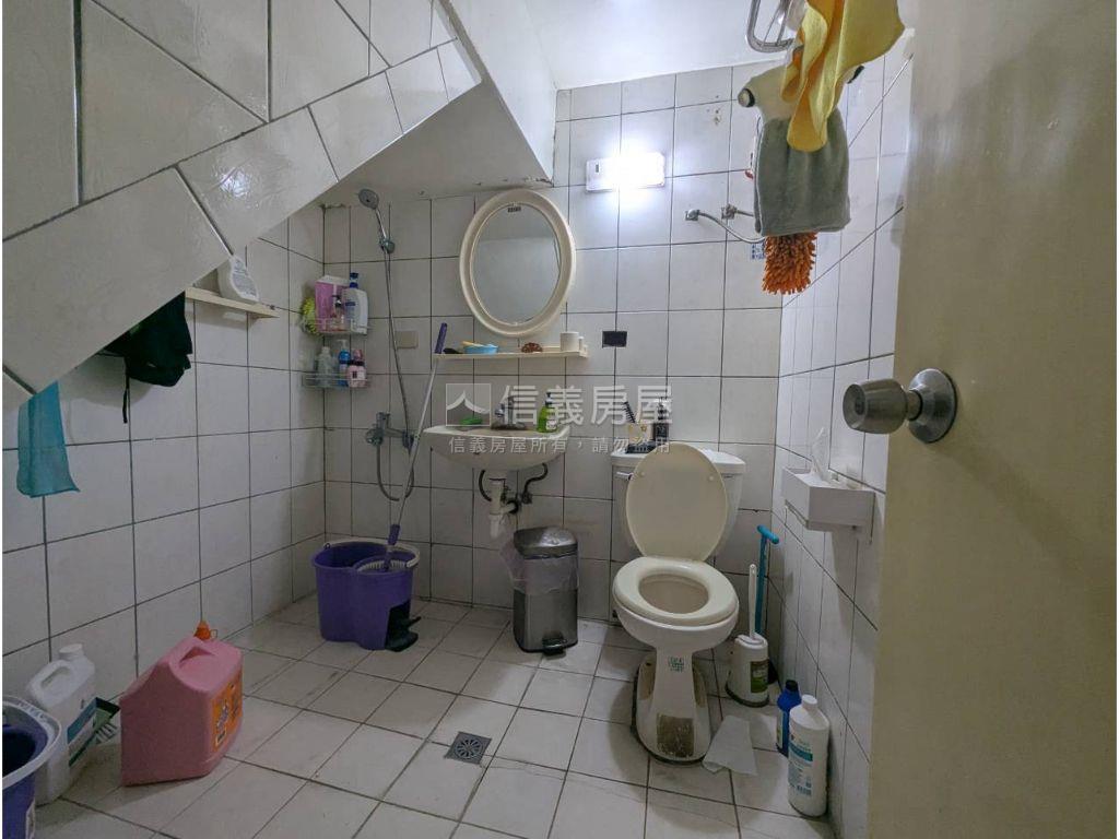 文心南路旁透天房屋室內格局與周邊環境
