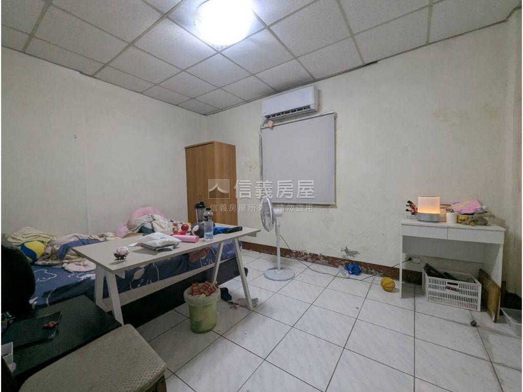 文心南路旁透天房屋室內格局與周邊環境