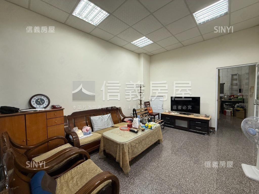 亞灣區正街騎樓透天房屋室內格局與周邊環境