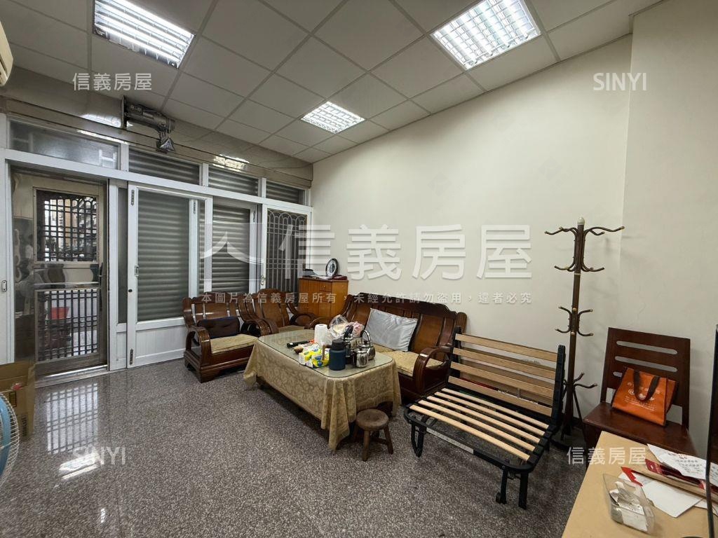 亞灣區正街騎樓透天房屋室內格局與周邊環境