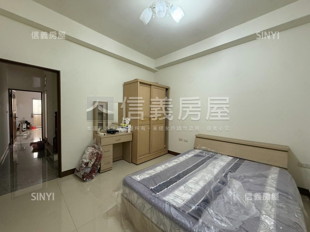 亞灣區正街騎樓透天房屋室內格局與周邊環境