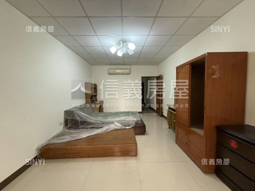 亞灣區正街騎樓透天房屋室內格局與周邊環境