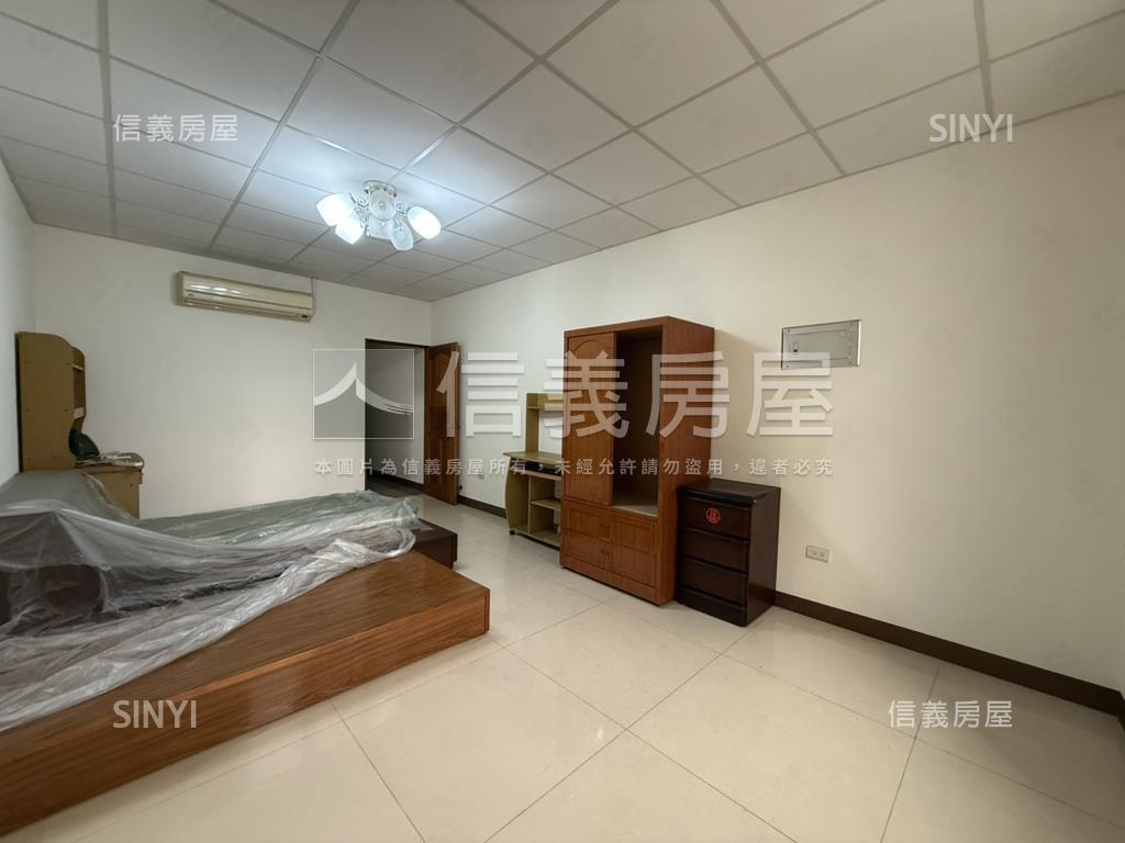 亞灣區正街騎樓透天房屋室內格局與周邊環境