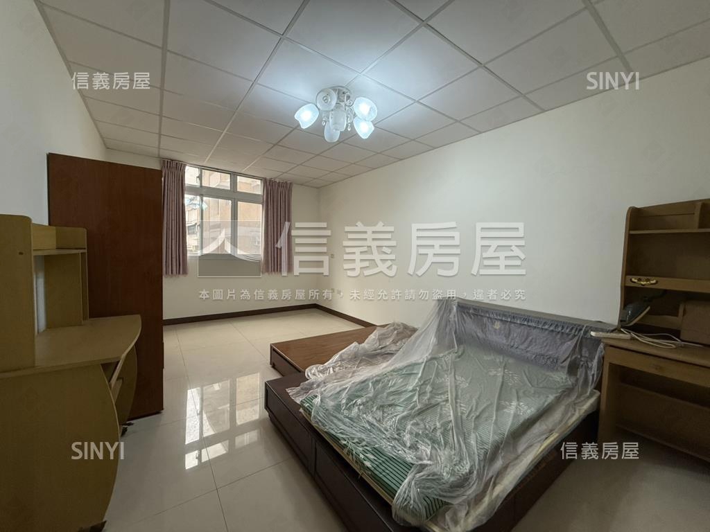亞灣區正街騎樓透天房屋室內格局與周邊環境