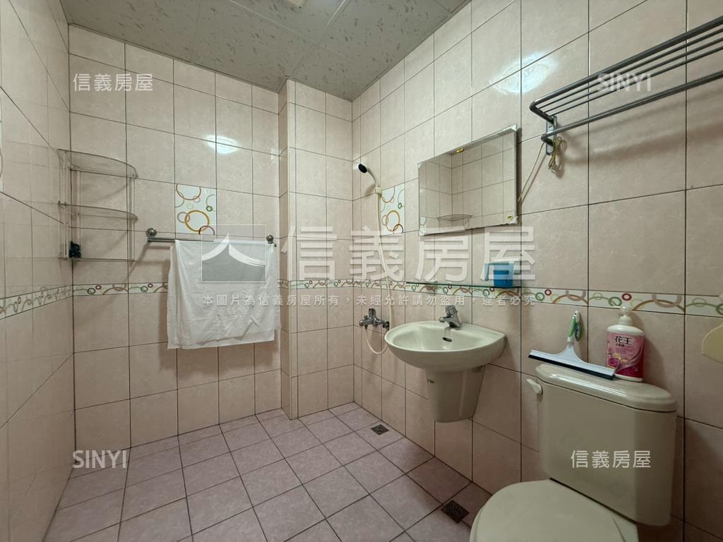 亞灣區正街騎樓透天房屋室內格局與周邊環境